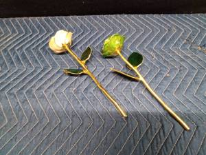 lot 53 image: 2) 24K gold plated Steve Singer glass roses