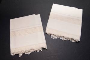 lot 37 image: Set of 2 Vintage Cotton Hand-Tatted Embroidered Pillowcases