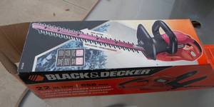 lot 87 image: Black & Decker 22 Dual Action Hedge Trimmer
