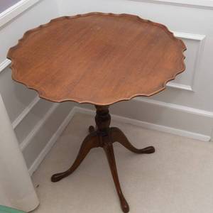 lot 5 image: Vintage Pie Crust Pedestal Side Table