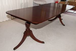 lot 4 image: Double Pedestal Duncan Phyfe-Style Dining Table with Extension Leaves