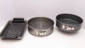lot 59 image: Set of 2 Round Cake Pans & Drip Pan