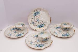 lot 111 image: Blue Floral Luncheon Plates & Cups  Set of 7