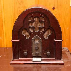 lot 7 image: Vintage Thomas Collectors Edition AMFMAFC Radio & Cassette  No. 00866