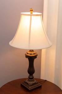 lot 19 image: Small Table Lamp