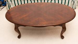 lot 21 image: Vintage Queen Anne Oval Coffee Table