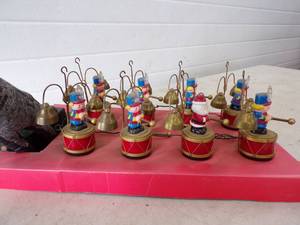 lot 1 image: Santas Marching Band Mr. Christmas Music Player