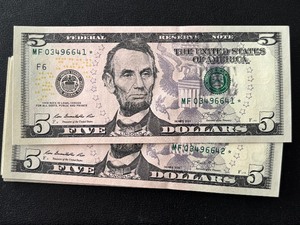 lot 67 image: 40 Uncirculated Consecutive $5 Dollar Star Notes