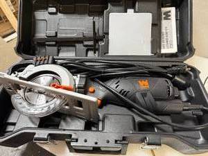 lot 84 image: WEN 3625 5-Amp 4-12-Inch Beveling Compact Circular Saw with Laser and Carrying Case