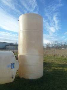 lot 7 image: Roto- Mold Poly Water Tank 1900 gallon
