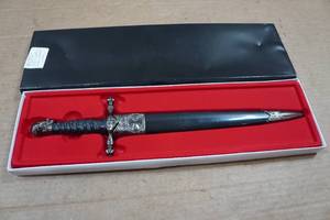 lot 141 image: Assasins Creed 13.5 Carbon Steel Dagger