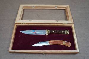 lot 147 image: Collectors Knives in Display Case