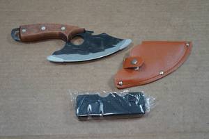 lot 152 image: Rolled Carbon Steel Finger Hole Hunting Knife