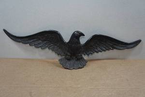 lot 207 image: Vintage Cast Iron USA Eagle Dcor