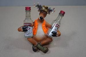 lot 234 image: Rivers Edge Deer Camp Mini Bottle Holder