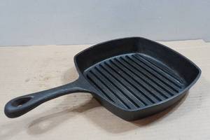 lot 238 image: Mesquite Ridge 10 Grill Cast Iron Grill Pan