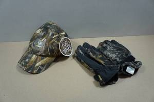 lot 252 image: Realtree Hat and Gloves