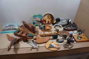 lot 254 image: Large Assortment of Cabin Dcor