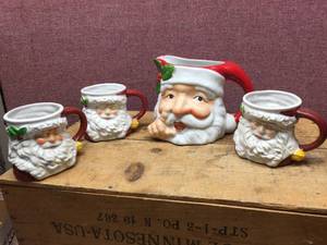 lot 148 image: Santa Pitcher & Mugs