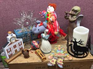 lot 149 image: Variety Christmas Decor