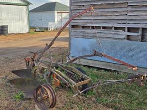 lot 4 image: John Deere 2 Bottom Plow