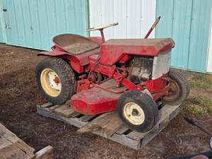 lot 28 image: Wheel Horse Garden Tractor