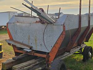 lot 25 image: Nu-Bilt (Owatonna MN) Gravity Wagon with Conveyor System