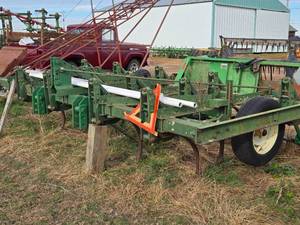 lot 21 image: John Deere 15 Chisel Plow