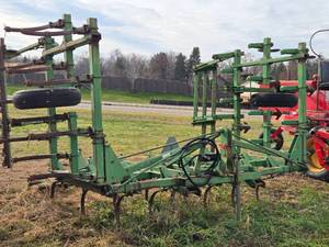 lot 18 image: John Deere 10-22 Field Cultivator
