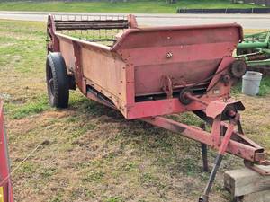 lot 17 image: New Holland Pull-Type Manure Spreader