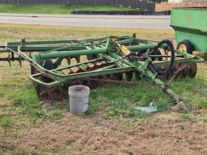 lot 16 image: John Deere 12 Disc Harrow
