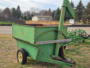 lot 15 image: John Deere Auger Wagon