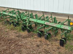 lot 11 image: John Deere 164 Row Crop Cultivator
