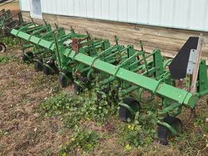 lot 10 image: John Deere 164 Row Crop Cultivator