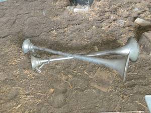 lot 30 image: Lot of (2) Semi Tractor Air Horns