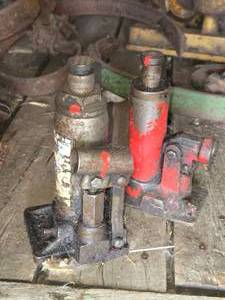 lot 33 image: Lot of (2) Bottle Jacks