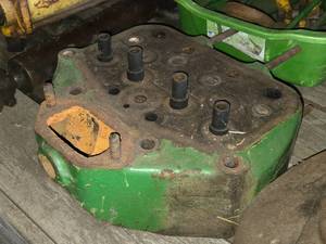 lot 44 image: Vintage 1944 John Deere B Cylinder Head B1788R