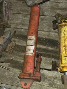 lot 48 image: 3-Ton Long Ram Jack LRJ3