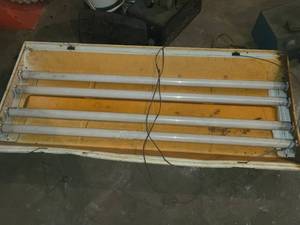 lot 102 image: Commercial Fluorescent Shop Light Fixture