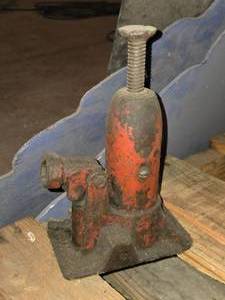 lot 111 image: Bottle Jack