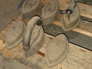 lot 112 image: Lot of (6) Vintage Irons