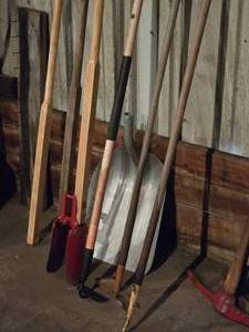 lot 123 image: (1) Post Hole Digger, (2) Garden Hoes, (1) Field Cultivator Sweep
