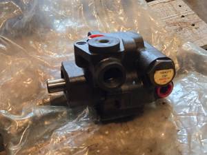 lot 145 image: Hydraulic Pump 1664377 C91