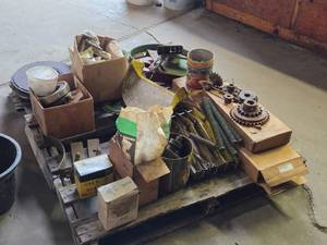 lot 152 image: Lot of  John Deere Tractor Parts