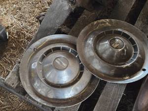 lot 169 image: Lot of (2) Vintage Chevrolet Hub Caps