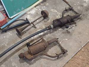 lot 200 image: Vintage Livestock Tools