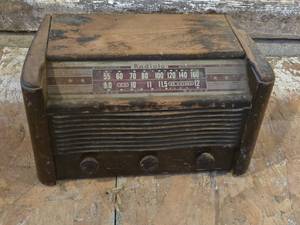 lot 237 image: Vintage Radiola Radio