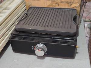 lot 243 image: Lifesmart 17 Cast Iron Tabletop Griddle with Reversible Top