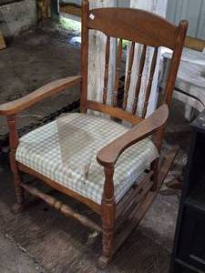 lot 253 image: Vintage 36 Wooden Rocking Chair  Padded