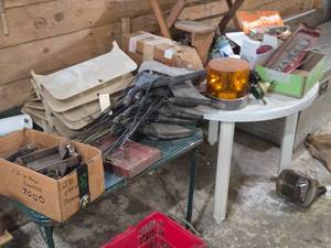 lot 264 image: Lot of (1 Table Full) John Deere Model 7000 Row Planter Parts